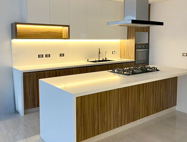 Cocina Blanca con madera y barra