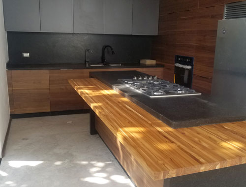 Cocina-con-isla-y-comedor