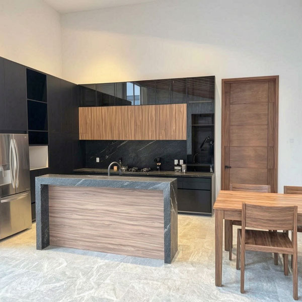 Cocina grande con isla y comedor