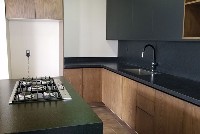 Cocina negra mate y madera y pequeña