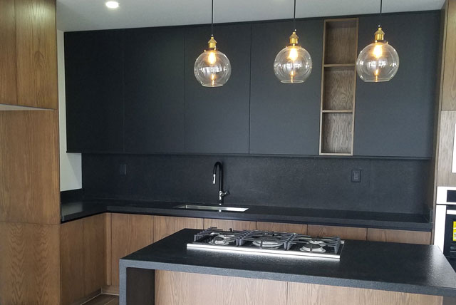 Cocina negra mate y madera barata