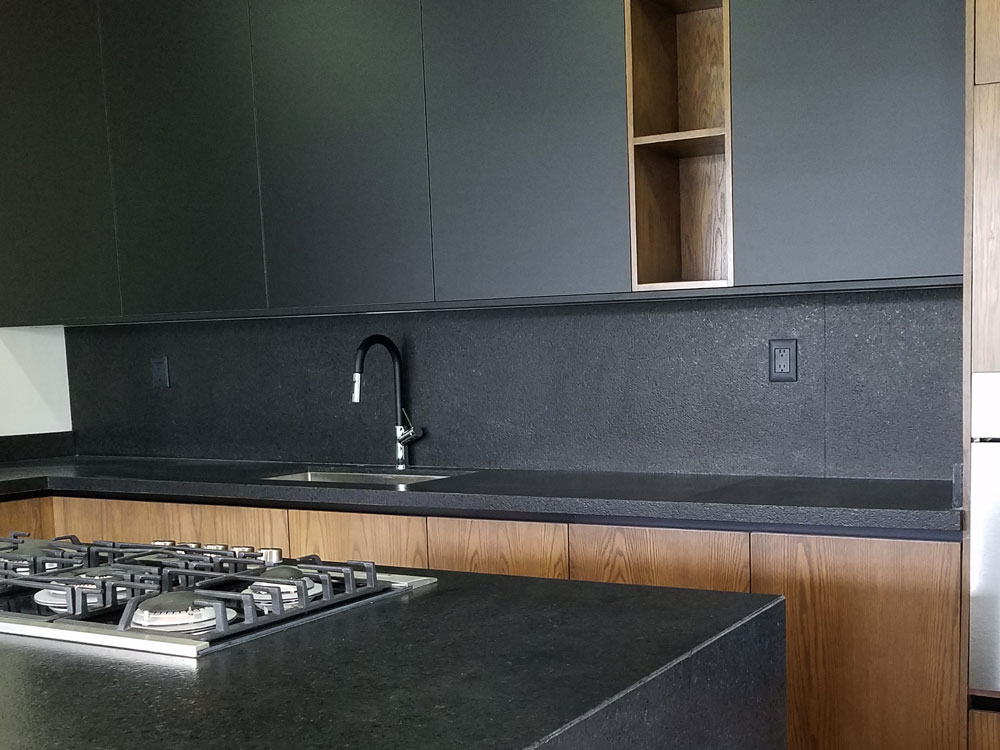 Cocina Negra mate y madera moderna