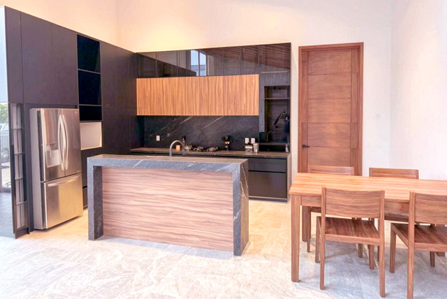 Cocina Grande con Isla negra y madera