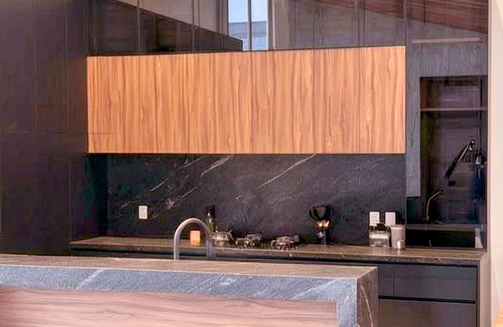 Cocina grande con isla negra
