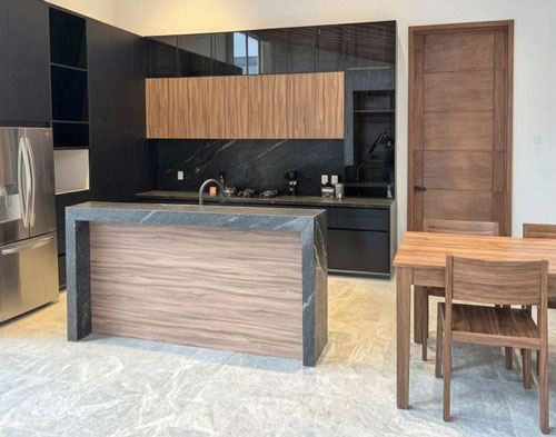 Cocina sala comedor en negro con madera